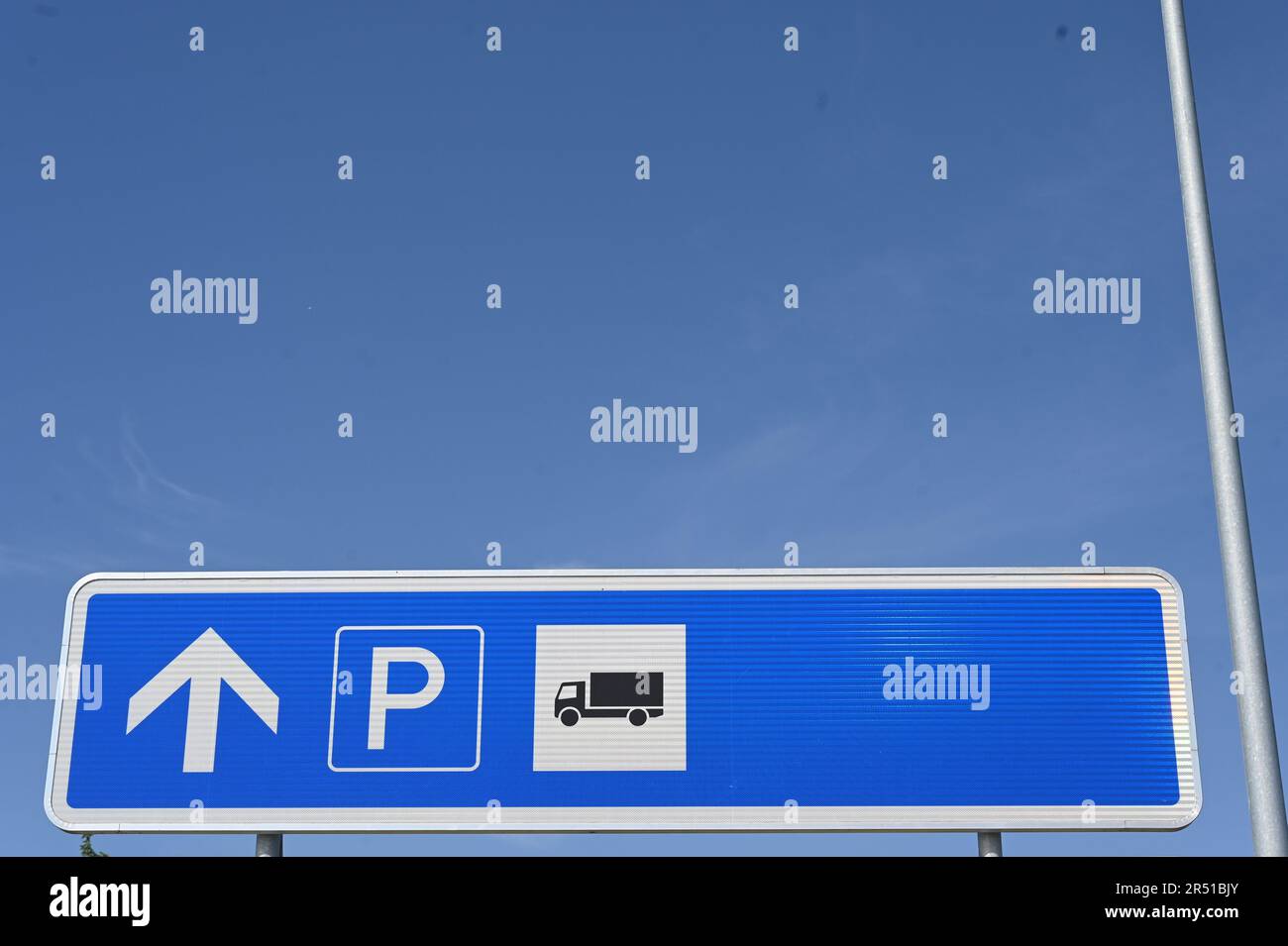 28 May 2023, North RhineWestphalia, Düren The sign traffic direction