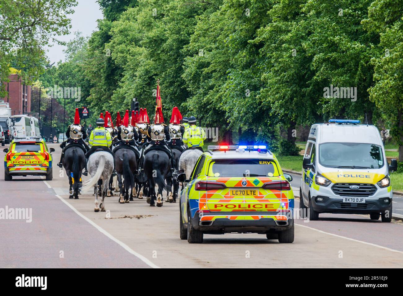 London, UK. 31st May, 2023. As usual security is tight, with protection from two armed police units - The Blues and Royals, part of the Household Cavalry Regiment, return to their barracks in Hyde Park afterchanging the guard at Horse Guards. Credit: Guy Bell/Alamy Live News Stock Photo