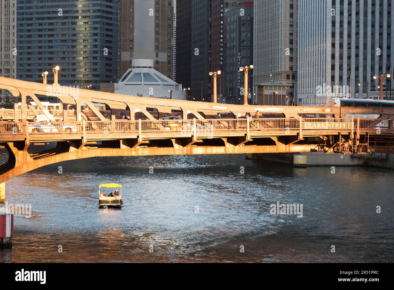 Bridge across chicago river hi-res stock photography and images - Alamy