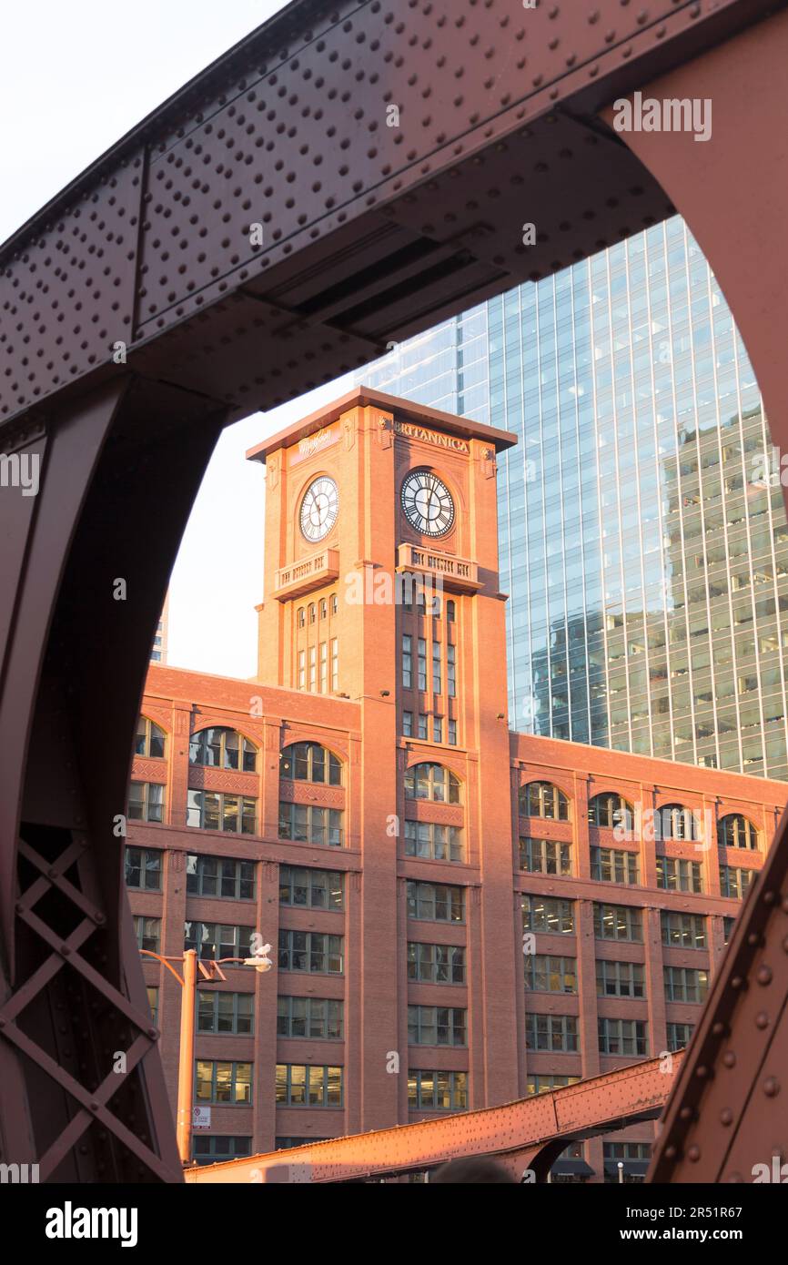 USA. Illinois, Chicago, view through Marshall Suloway Bridge to the Reid Murdoch Building. Stock Photo