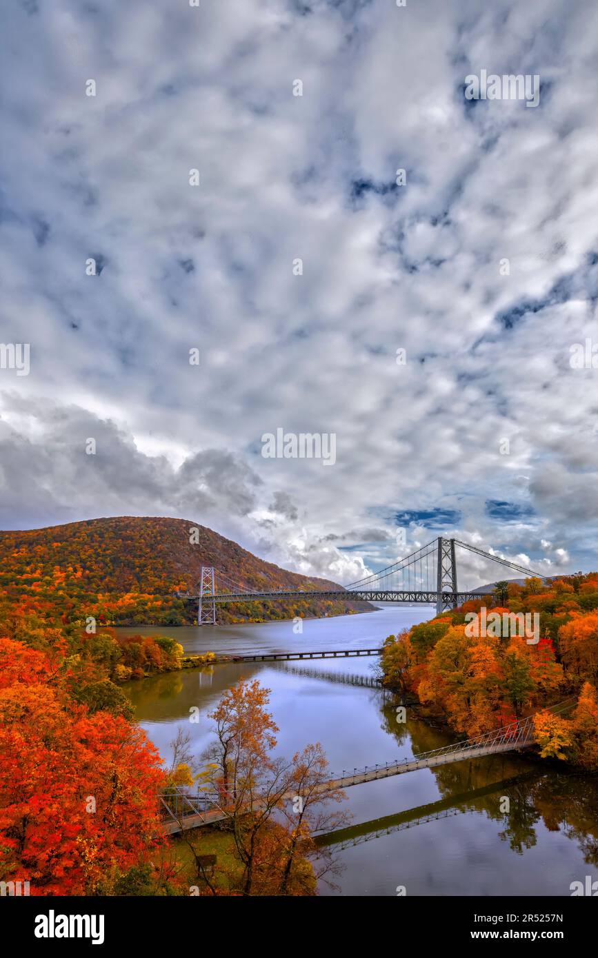 Bear Mountain Fall NY - View Bear Mountain Bridge State Park during the peak of fall foliage. The Popolopen footbridge is also seen from this upper vi Stock Photo