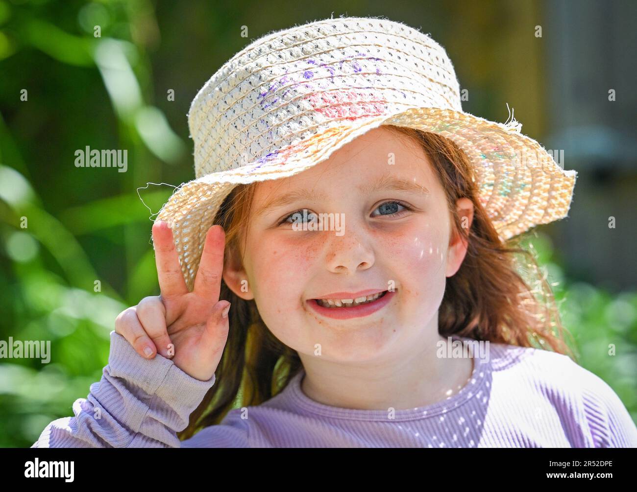 Little girl wearing a hat hi-res stock photography and images - Alamy