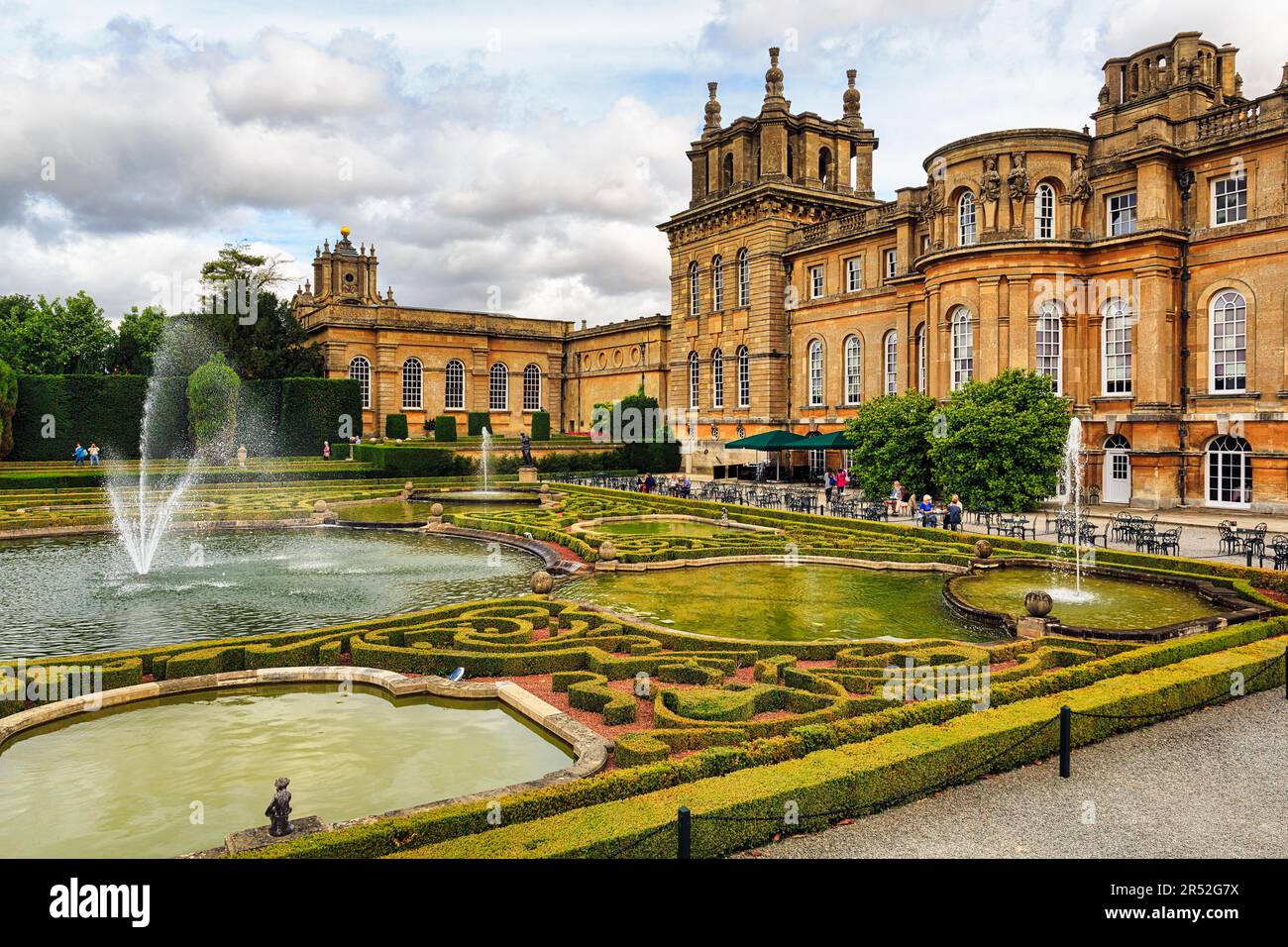 blenheim-palace-garden-maze-hi-res-stock-photography-and-images-alamy