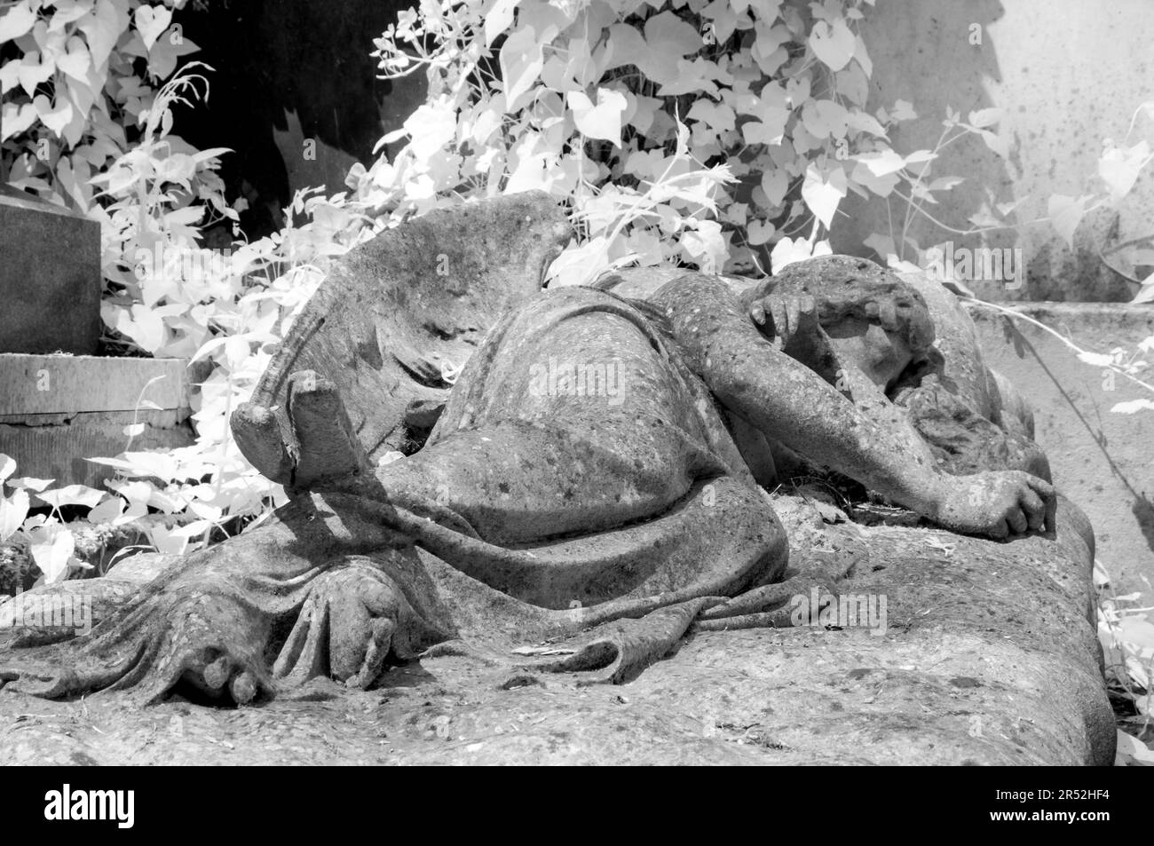 Statue of resting angel in Highgate Cemetery West, London Stock Photo