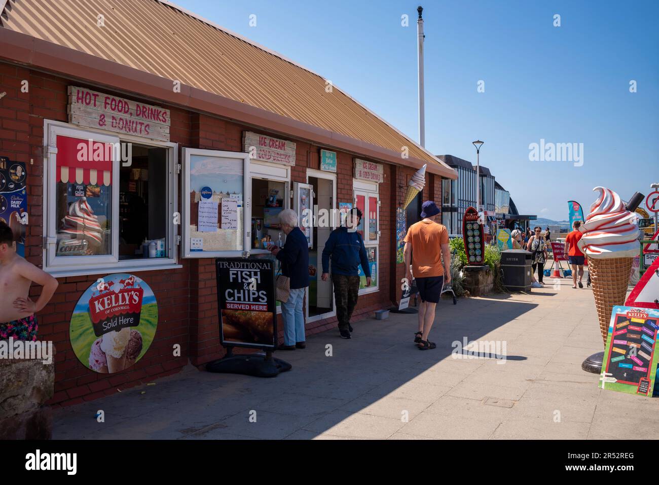 People buying and eating ice cream on West Kirby Beach Stock Photo - Alamy