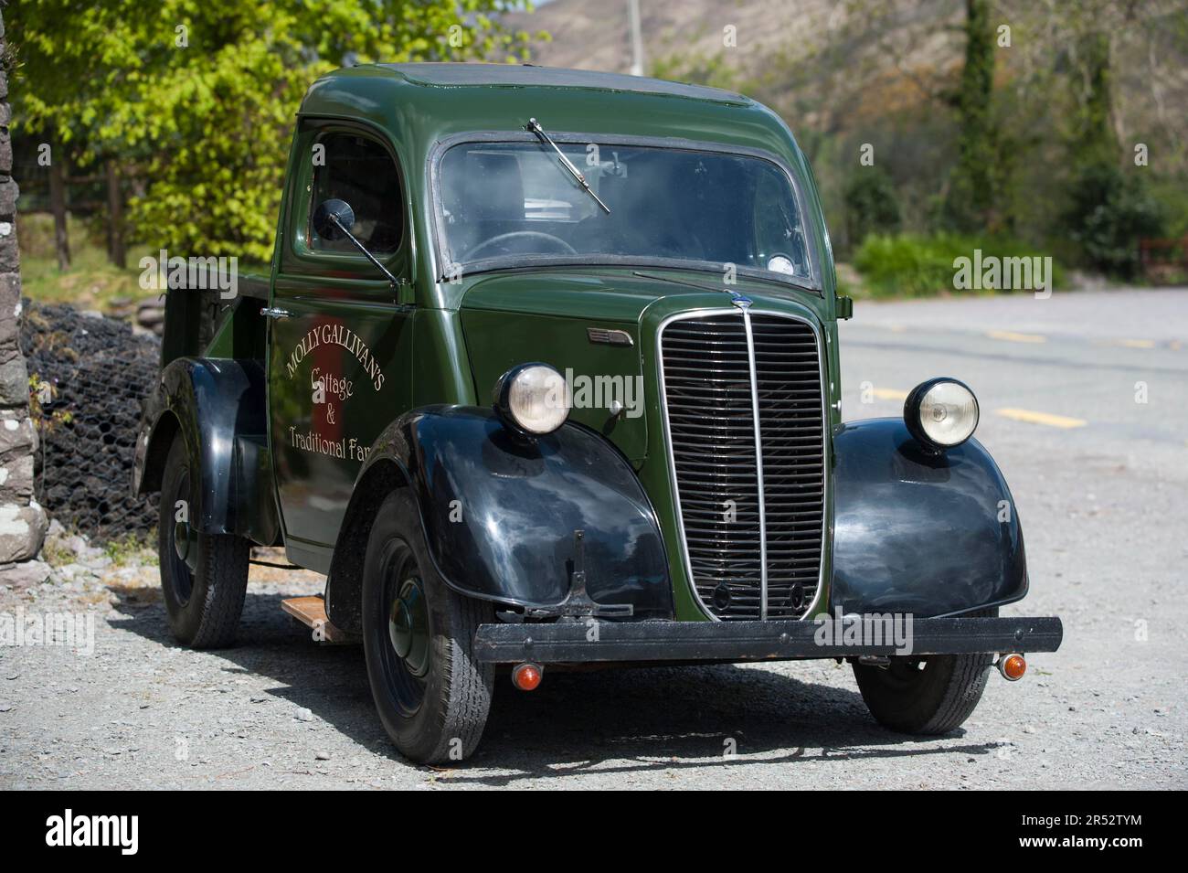 Vintage car, Caha Pass, near Molly Gallivan's Teahouse, County Cork, Ireland Stock Photo