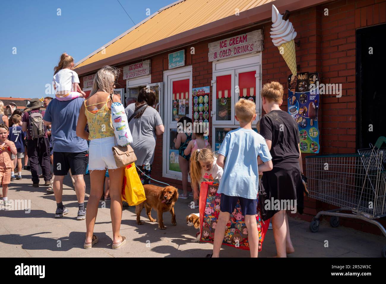 West Kirby Beach, The Wirral, Merside, UK. People enjoying the a hot day at the beach. Stock Photo