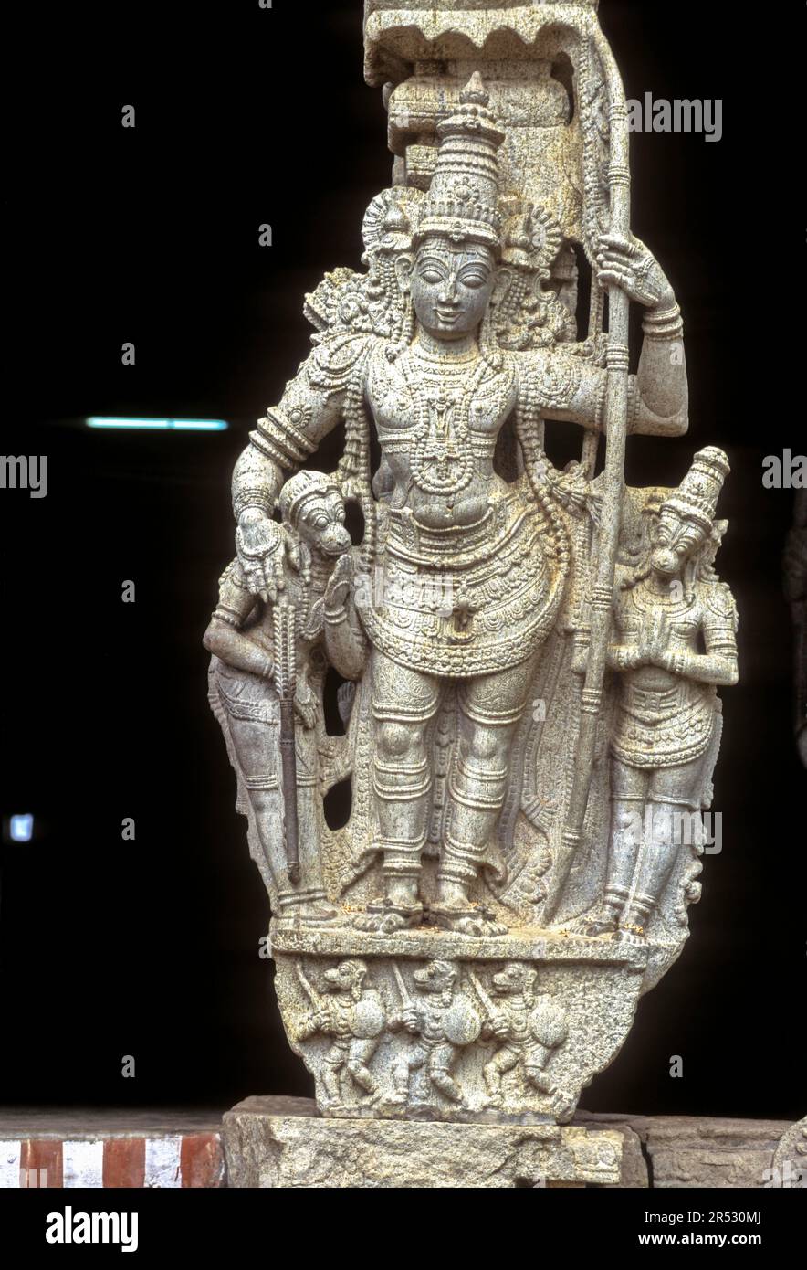 Lakshmana hugging Hanuman sculpture in Srivaikuntanathan Perumal temple