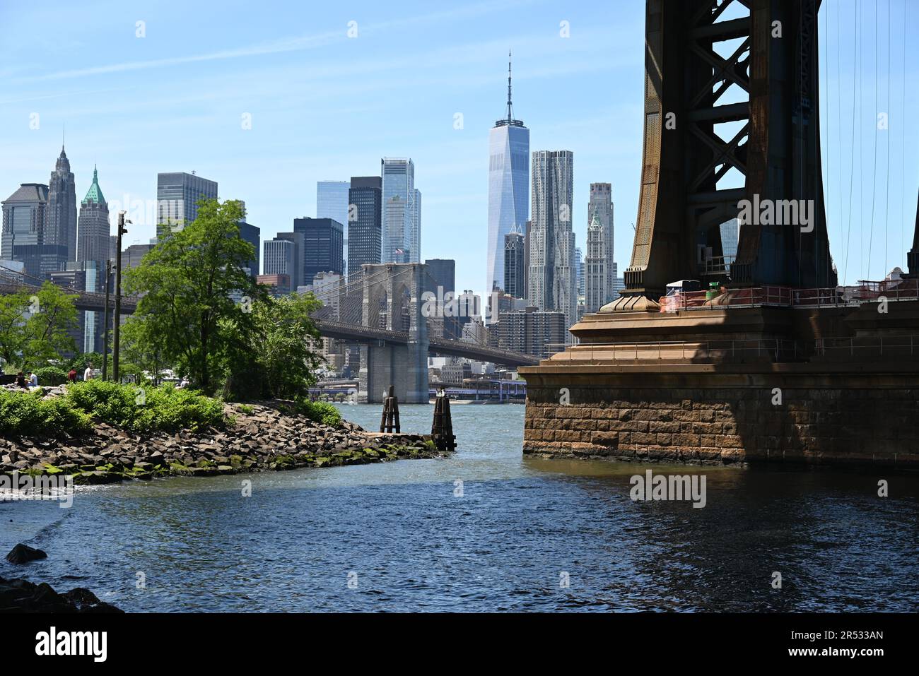 View of Manhattan skyline with Brooklyn Bridge across the East River ...