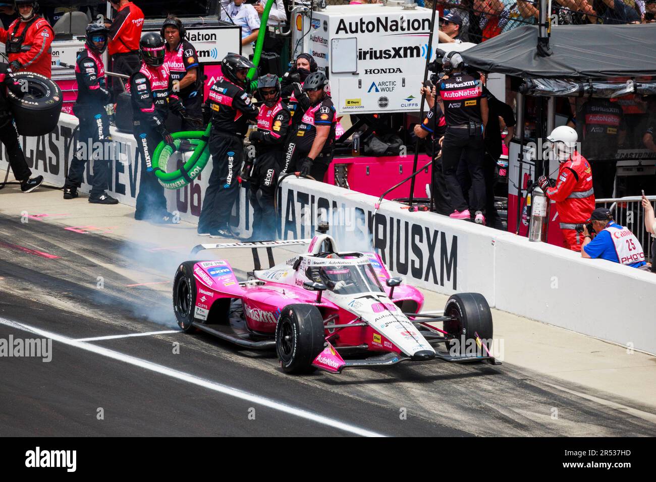 INDIANAPOLIS, INDIANA, UNITED STATES - 2023/05/28: Meyer Shank Racing driver Hélio Castroneves (06) of Brazil makes a pit stop during the 2023 Indy 500 at Indianapolis Motor Speedway in Indianapolis. Stock Photo