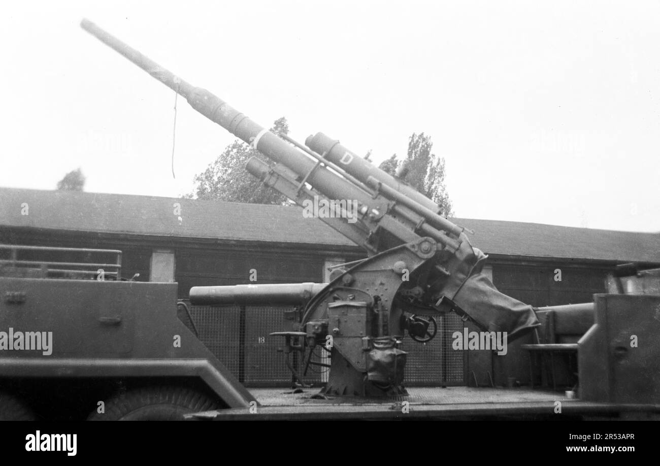 FLAK 36/37 8,8 cm / 88 mm Flugabwehrkanone mit VOMAG 7 Wehrmacht Luftwaffe 3. Reich - Anti Aircraft Gun 36/37 8,8cm / 88mm German Air Force Third Rich / Nazi Germany Stock Photo