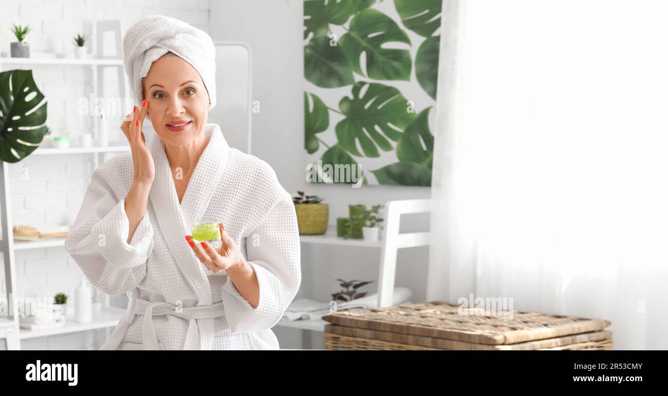 Mature woman face scrub hi-res stock photography and images - Alamy