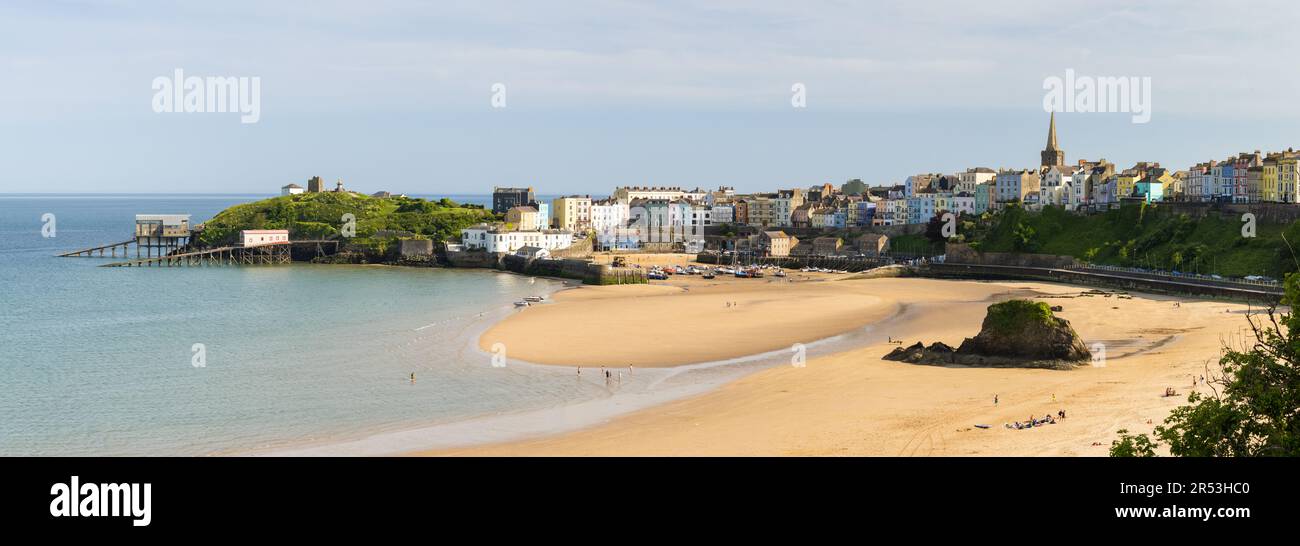 Tenby, Pembrokeshire, South Wales - panorama of Tenby North Beach, harbour, castle, town and Goskar rock Stock Photo