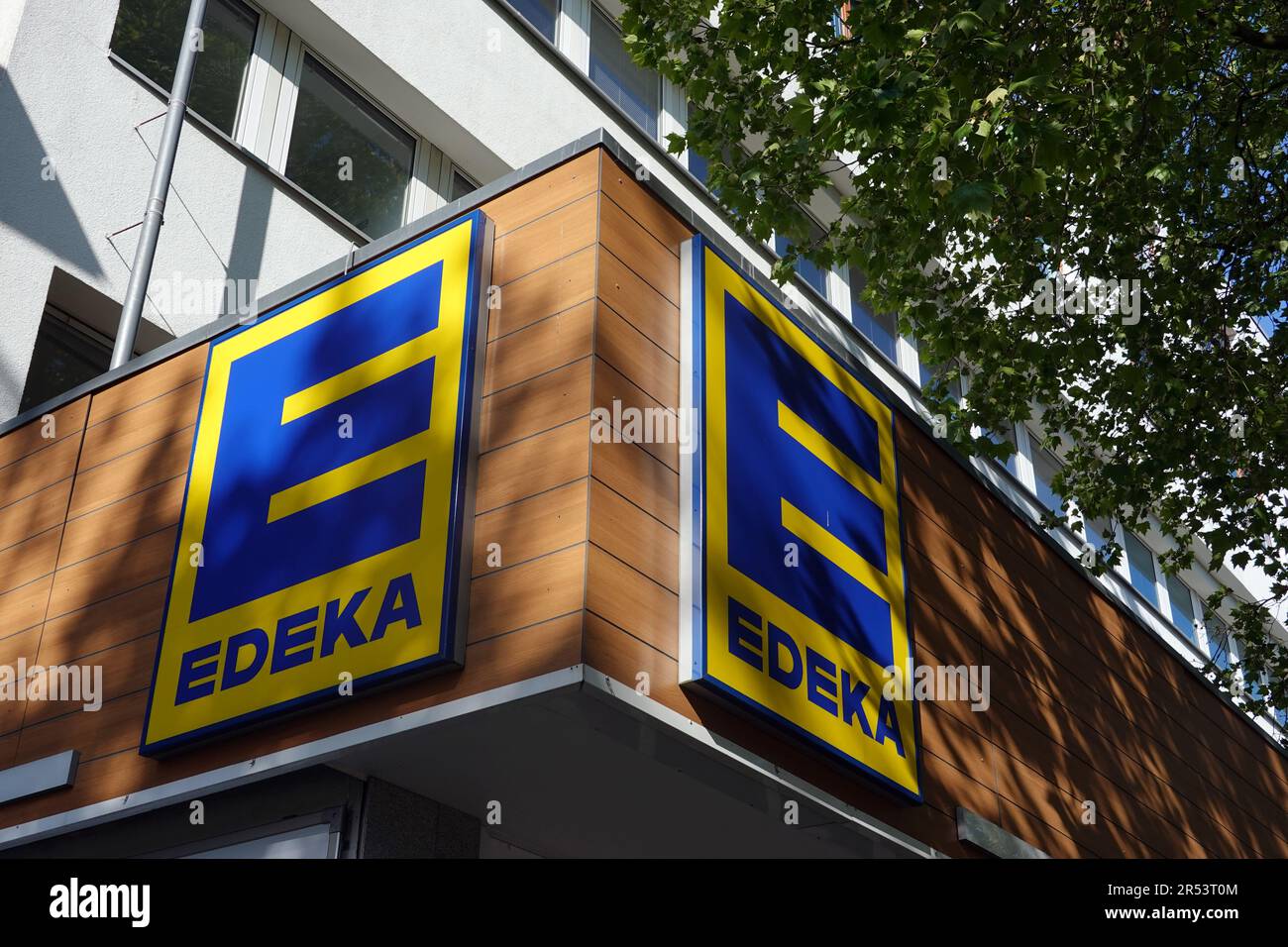 Edeka-Geschäft wirbt mit täglich frischem Fisch - Symbolbild Stock ...