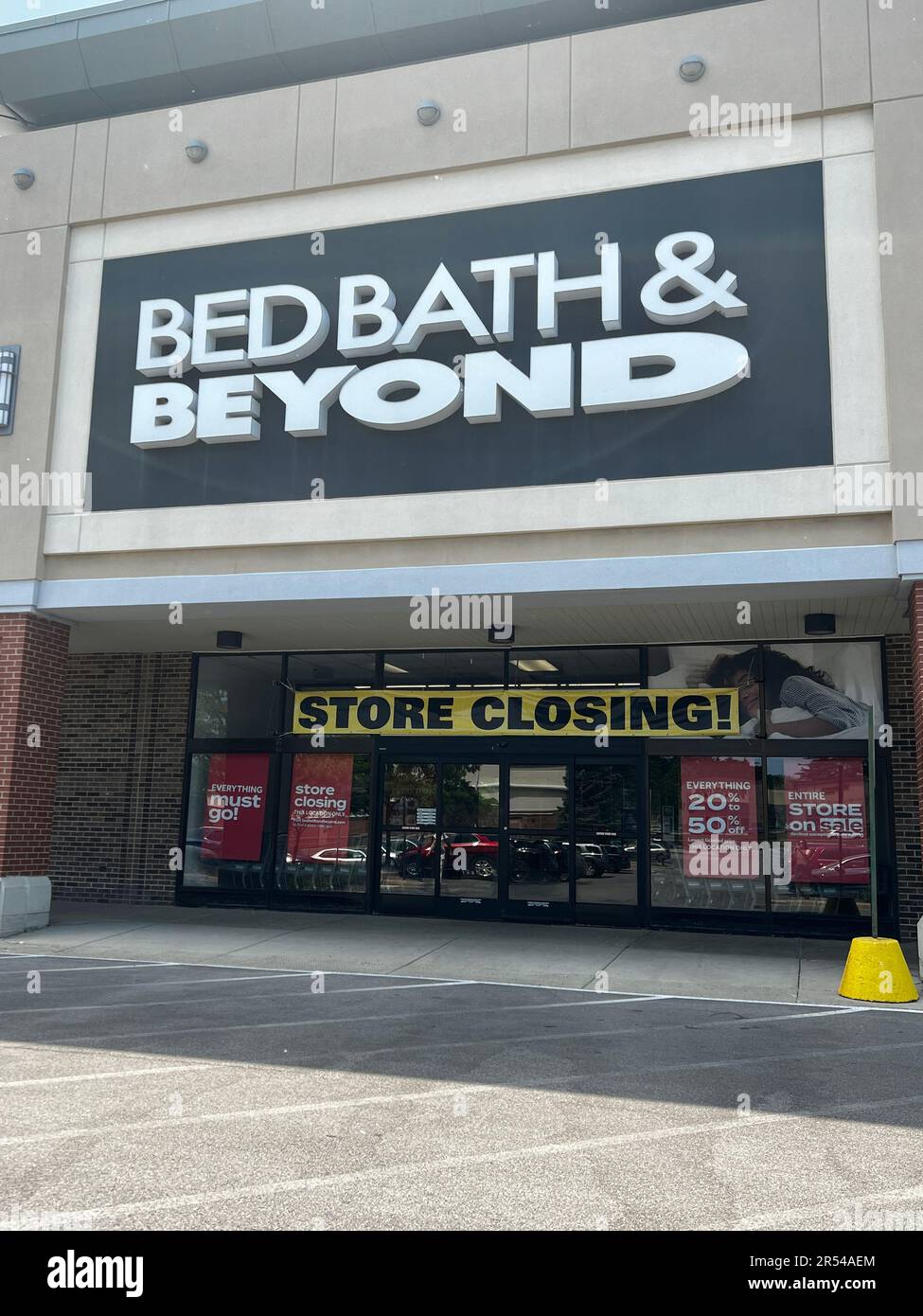 Signage outside a Bed Bath & Beyond store announcing that the entire