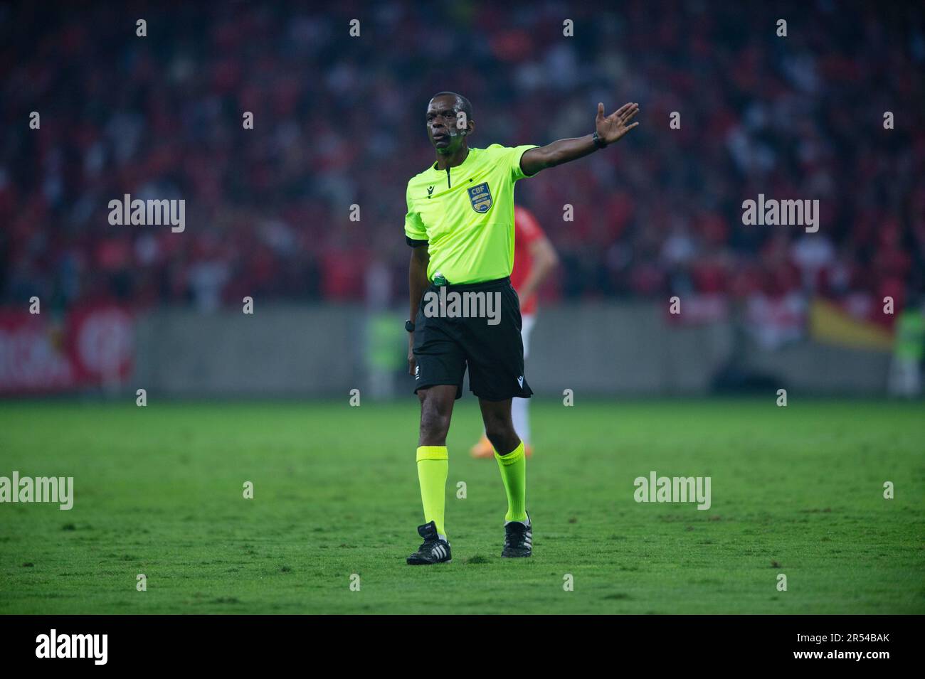 Porto Alegre, Brazil. 31st May, 2023. Beira-Rio Stadium Referee Luiz Flavio de Oliveira, during the match between Internacional and America Mineiro, for the round of 16 of the Copa do Brasil 2023, at Estadio Beira-Rio, this Wednesday, 31. 30761 (Max Peixoto/SPP) Credit: SPP Sport Press Photo. /Alamy Live News Stock Photo