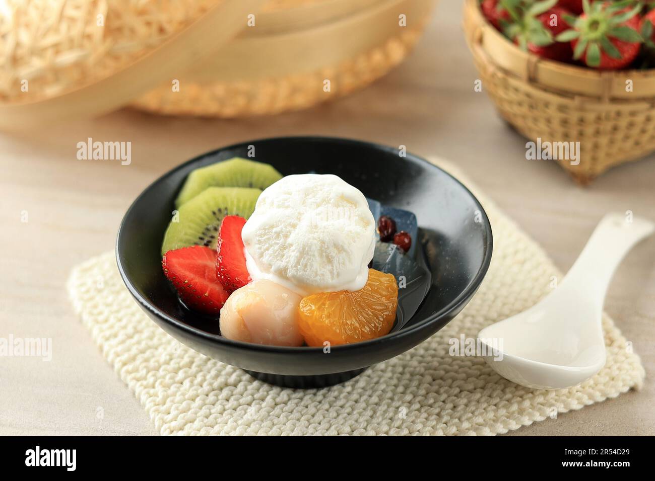 Anmitsu, Japanese Dessert made from Small Cubes of Agar Jelly, Served in a  Bowl with Sweet Azuki Bean or Anko, Various Fruit, and Ice Cream. Perfect f  Stock Photo - Alamy