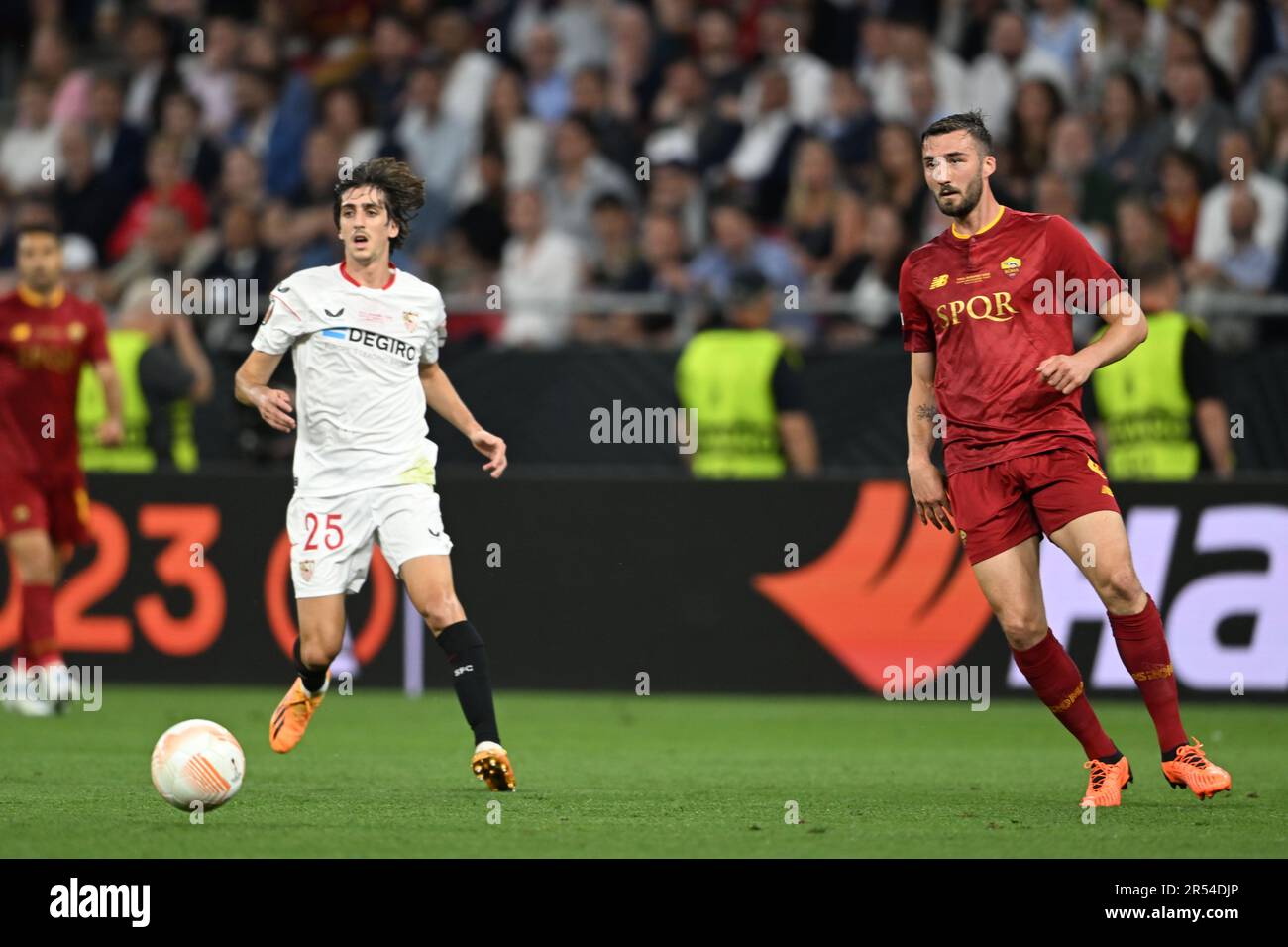 Budapest, Hungary. May 31, 2023, Bryan Gil (Sevilla FC)Bryan Cristante (Roma) during the UEFAEuropa League Final match between Sevilla 5-2 (d.c.r.) Roma at Puskas Arena on May 31, 2023 in Budapest, Hungary. Credit: Maurizio Borsari/AFLO/Alamy Live News Stock Photo