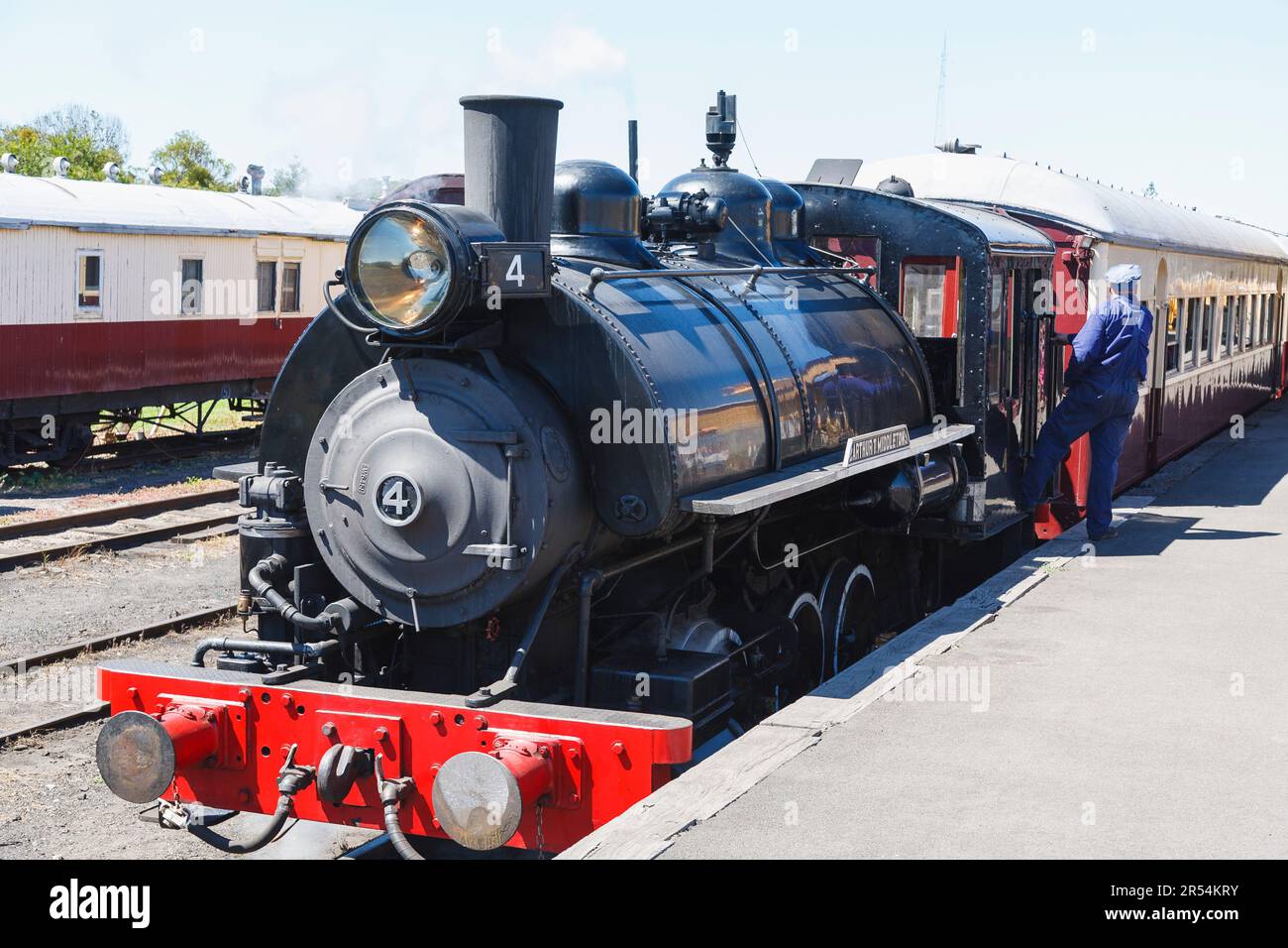 Passengers waiting for steam train hi-res stock photography and images ...
