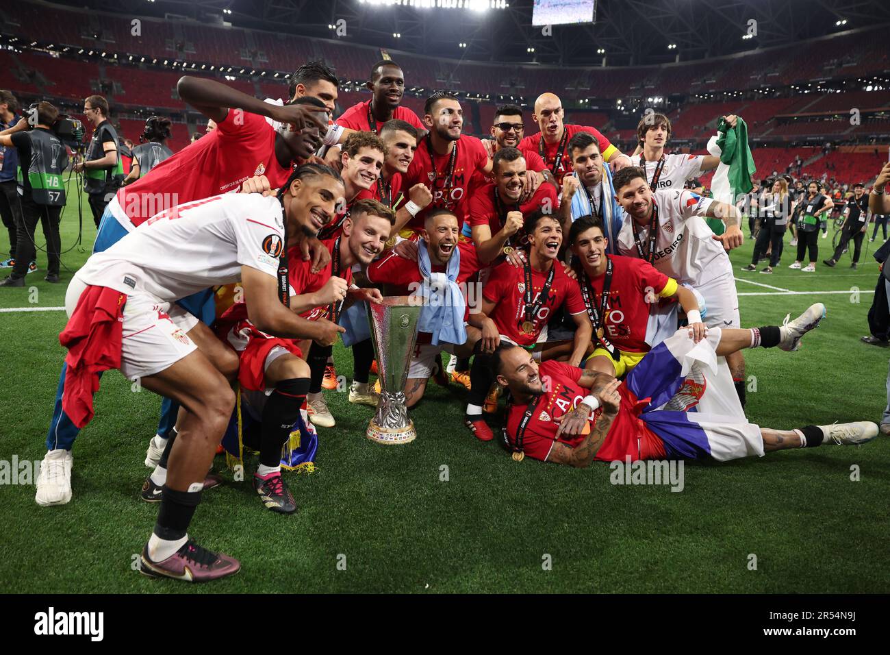Budapest, Hungary. 31st May, 2023. Sevilla FC players celebrate with the trophy following the penalty shoot out victory in the UEFA Europa League match at Puskas Arena, Budapest. Picture credit should read: Jonathan Moscrop/Sportimage Credit: Sportimage Ltd/Alamy Live News Stock Photo