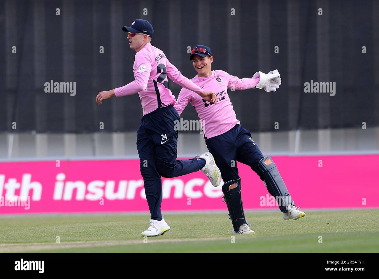 Middlesex players celebrate the wicket of Eddie Byrom during Middlesex