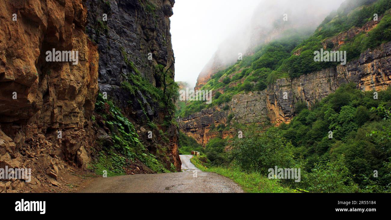 Rocks muddy dirty water hi-res stock photography and images - Alamy