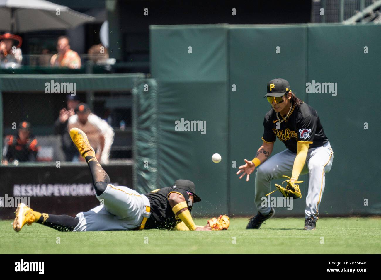 A pop fly lands between Pittsburgh Pirates center fielder Ji Hwan Bae