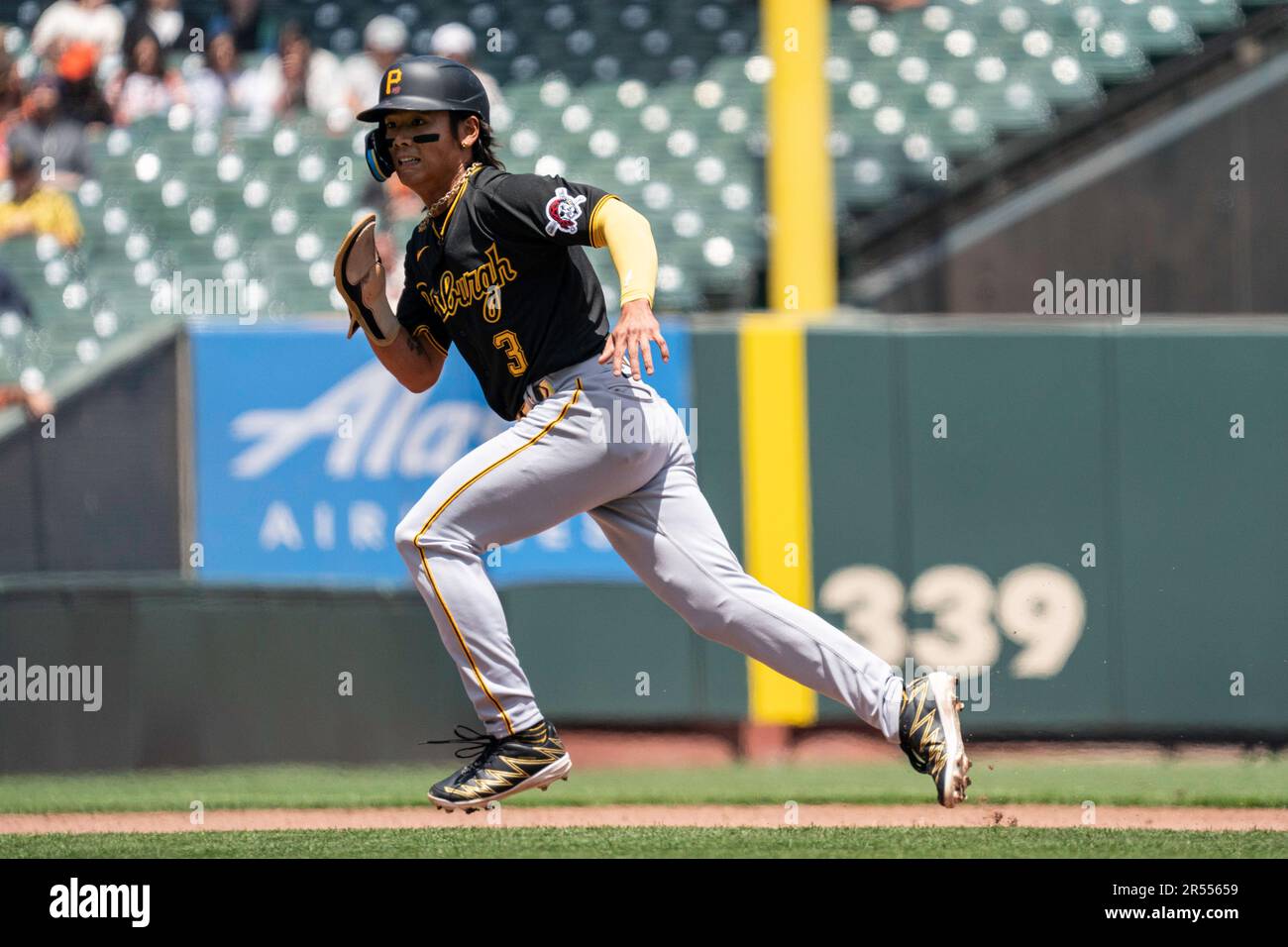 Pittsburgh Pirates center fielder Ji Hwan Bae (3) during a MLB game