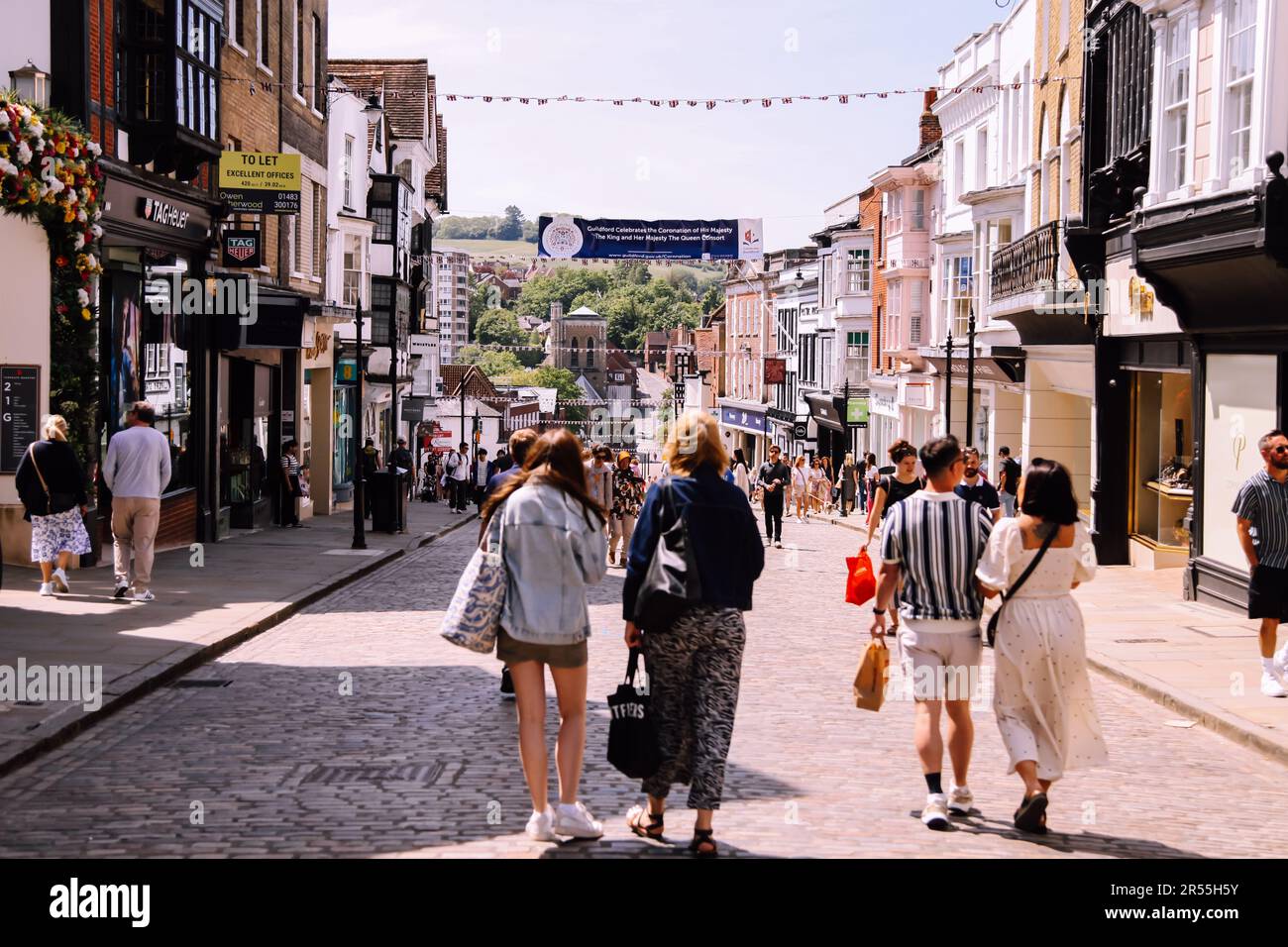 pedestrians-shopping-in-guildford-high-street-surrey-england-uk