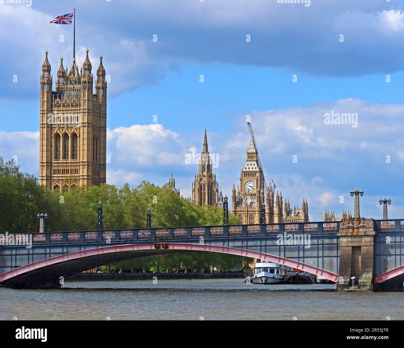 The Palace of Westminster, home of the UK Parliament, viewed from the River Thames with Lambeth Bridge in the foreground, London Stock Photo