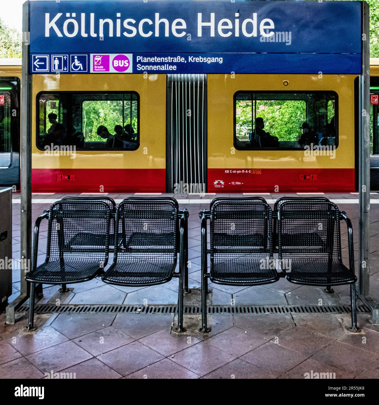 S Köllnische Heide S-Bahn station serves S45 S46 S47 lines, Neukölln, Berlin. Platform Station opened 1920 Stock Photo