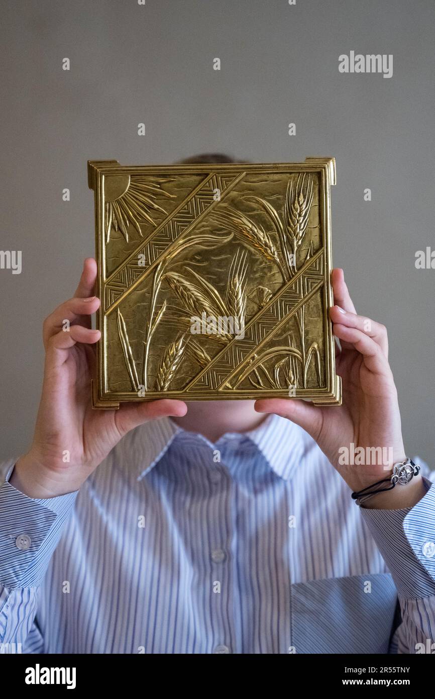 London, UK. 1 June 2023. A staff member presents a ‘Kettle Stand’, c
