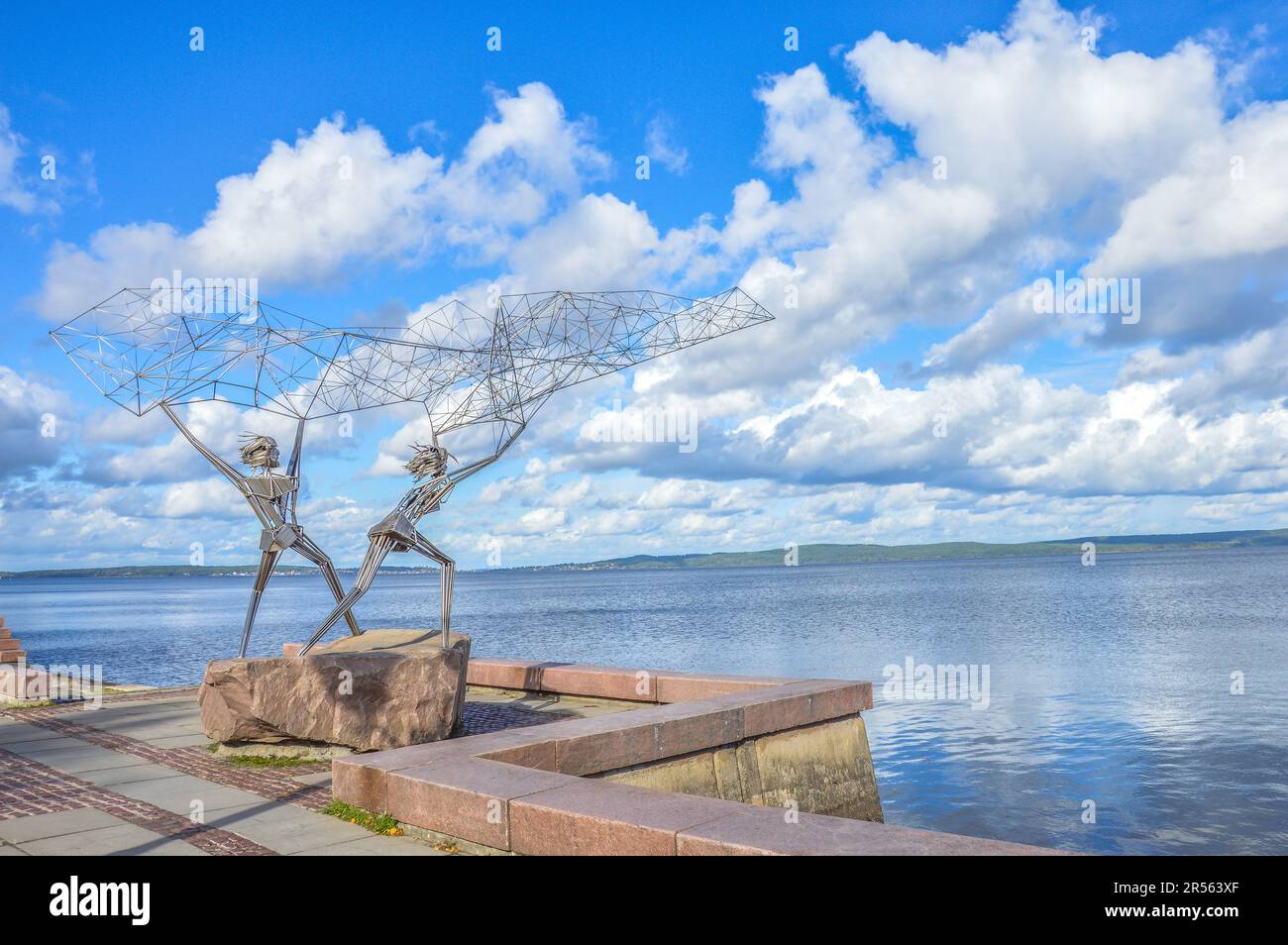 Petrozavodsk, Russia: The sculpture 'Fishermen' (by Rafael Consuegra) on the Onega lake embankment Stock Photo