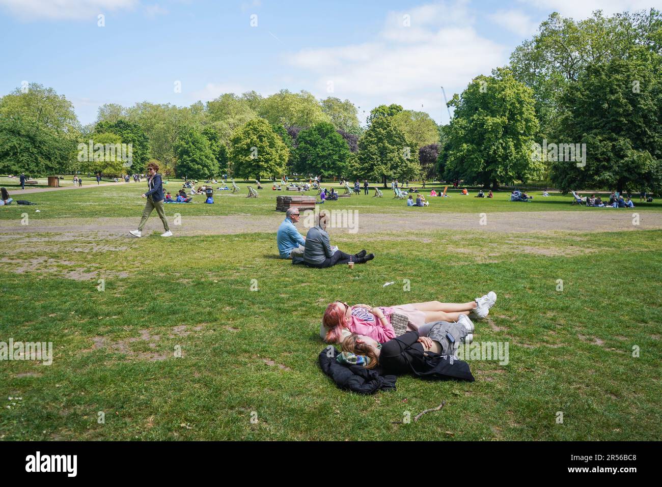 London UK. 1 June 2023 .People relaxing in the sunshine in Saint James Park London on the first meteorological day of Summer. Credit: amer ghazzal/Alamy Live News Stock Photo