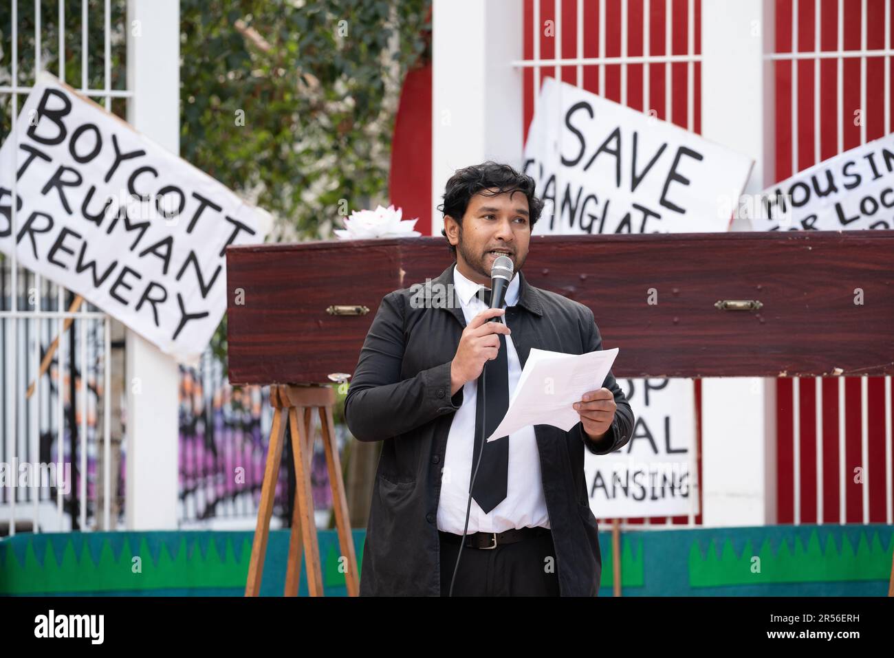 Artist Saif Osmani addresses a 'Save Brick Lane' rally in Altab Ali Park against plans to build shops and offices on the nearby Truman Brewery site. Stock Photo