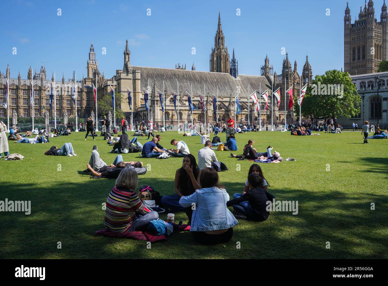 London UK. 1 June 2023 .People relaxing in the sunshine in Parlliament Square London on the first meteorological day of Summer. Credit: amer ghazzal/Alamy Live News Stock Photo