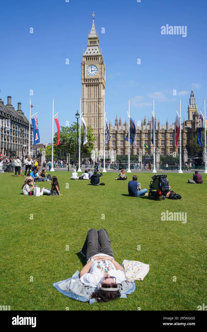London UK. 1 June 2023 .People relaxing in the sunshine in Parlliament Square London on the first meteorological day of Summer. Credit: amer ghazzal/Alamy Live News Stock Photo