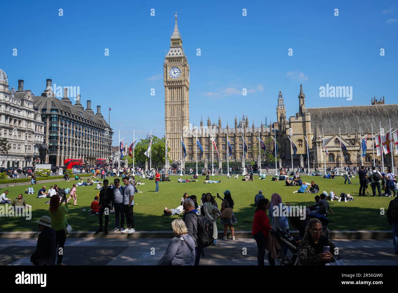 London UK. 1 June 2023 .People  enjoying the sunshine in Parlliament Square London on the first meteorological day of Summer. Credit: amer ghazzal/Alamy Live News Stock Photo