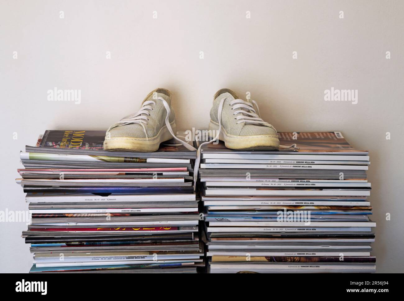 Magazines stacked hi-res stock photography and images - Alamy