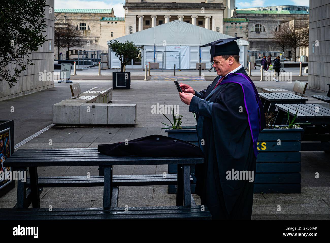 A graduate uses a mobile phone to proudly take a selfie for the family  (Southampton, England) Stock Photo