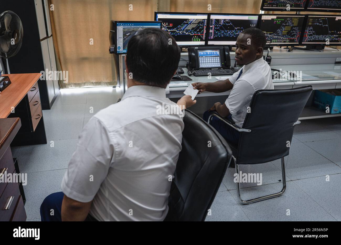 (230601) NAIROBI, June 1, 2023 (Xinhua) Chinese instructor Mao