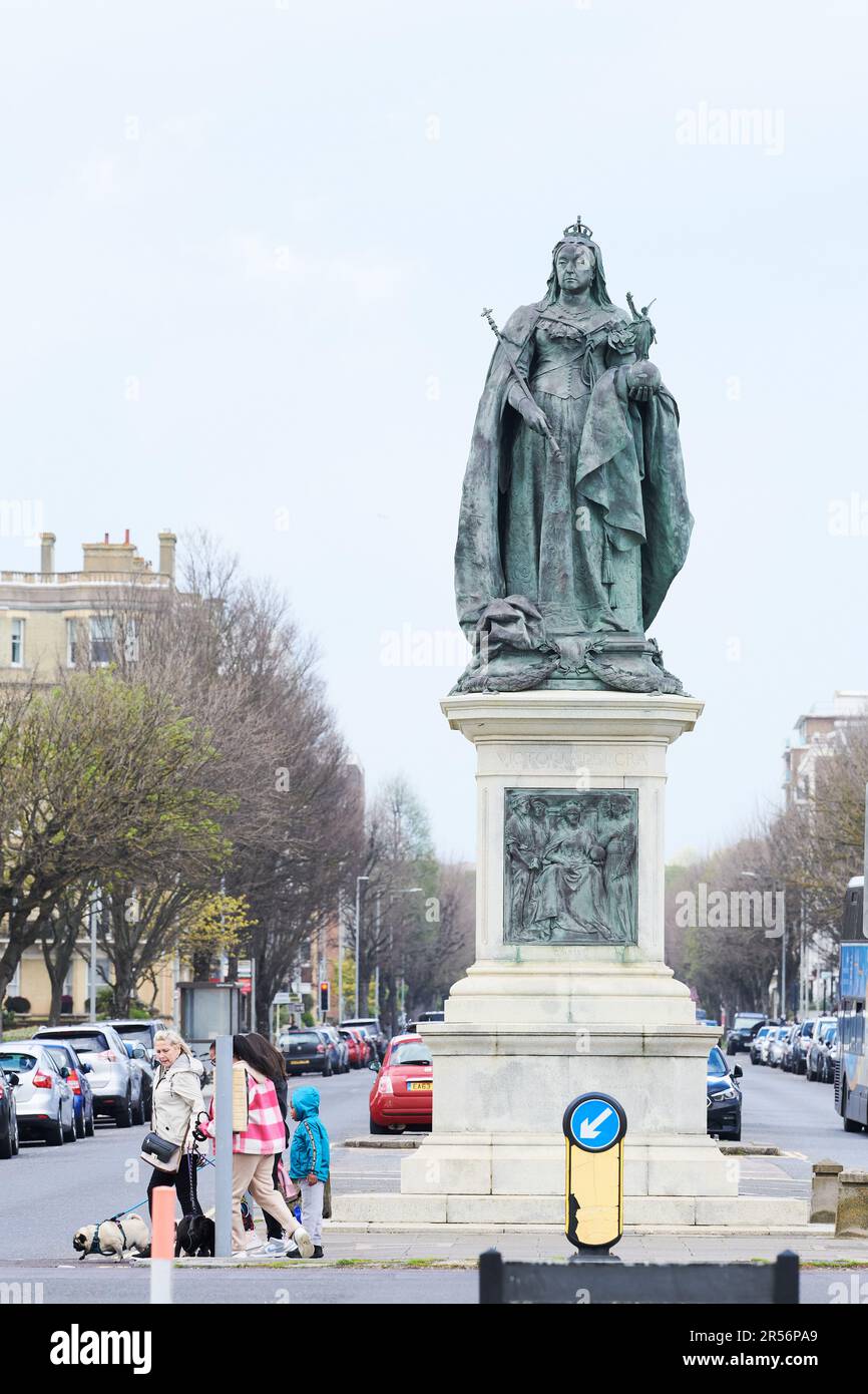 Statue of Queen Victoria at the sea front, Hove, England Stock Photo Alamy