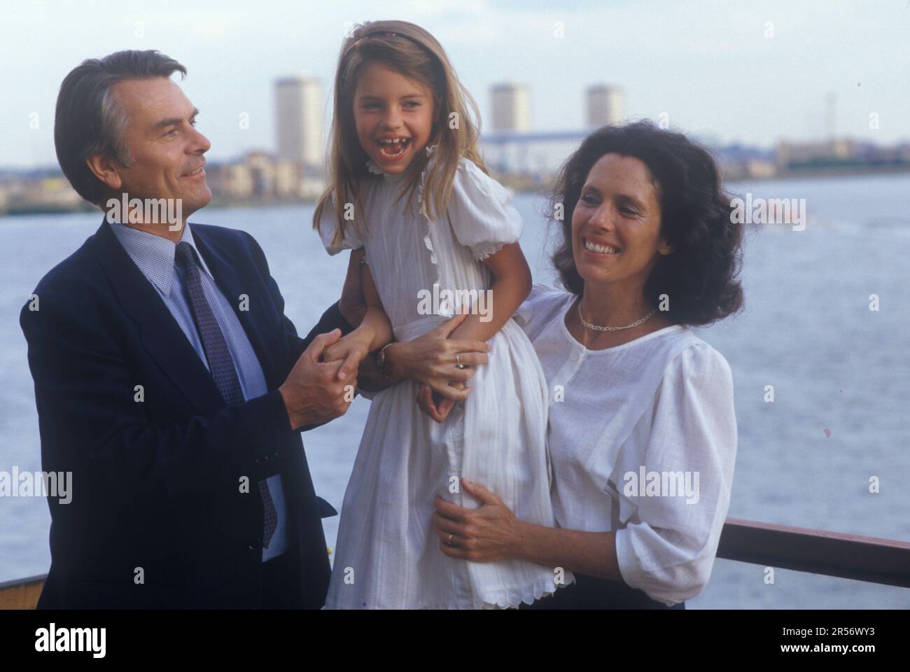David Owen MP (Lord Owen) with daughter Lucy and wife Debbie. British Politician 1980s England. In their Narrow Street, Wapping east London apartment, with view across the river Thames. HOMER SYKES Stock Photo