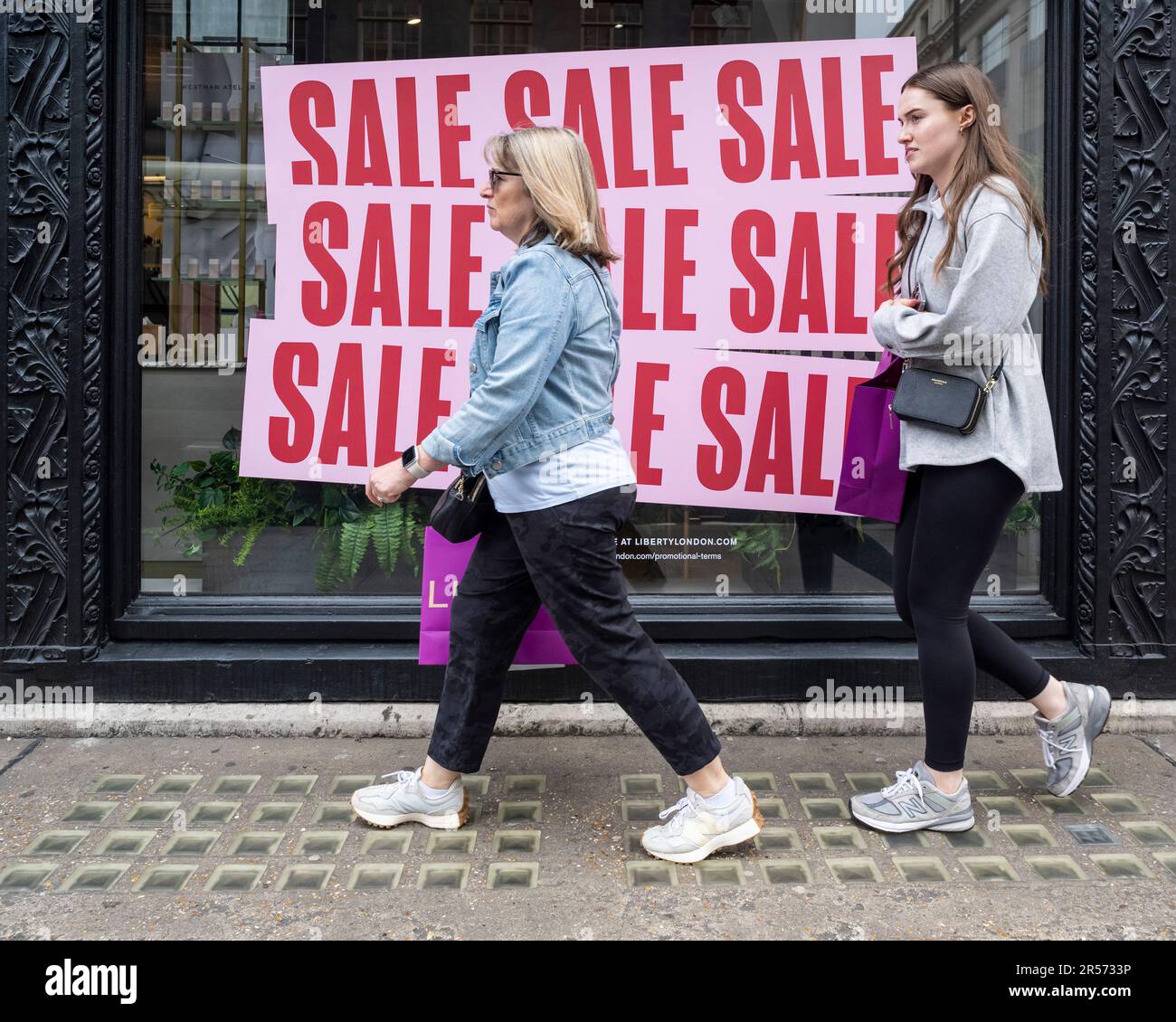 Sale signs department store hires stock photography and images Alamy