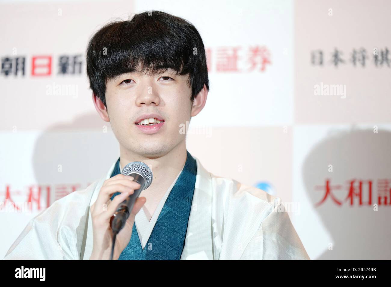Shogi Player Sota Fujii Speaks About His New Meijin Title During A shogi-player-sota-fujii-speaks-about-his-new-meijin-title-during-a