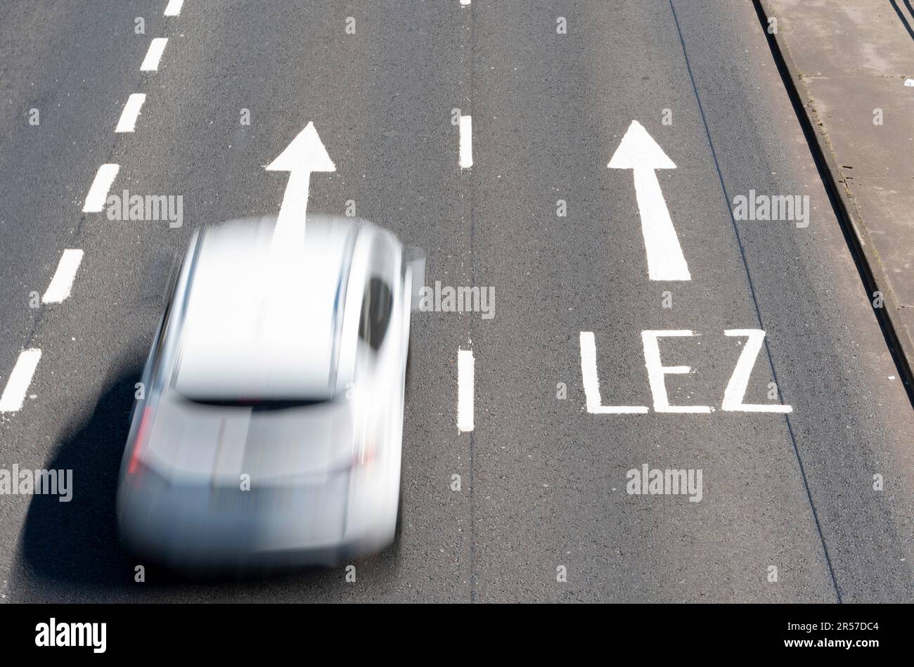 Glasgow, Scotland, UK. 31st May 2023. Traffic crosses road markings showing start of Low Emission Zone ( LEZ) in Glasgow city centre. Enforcement of t Stock Photo