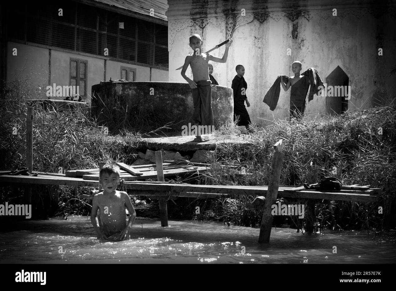 Myanmar. Inle lake. Monks take a shower Stock Photo Alamy