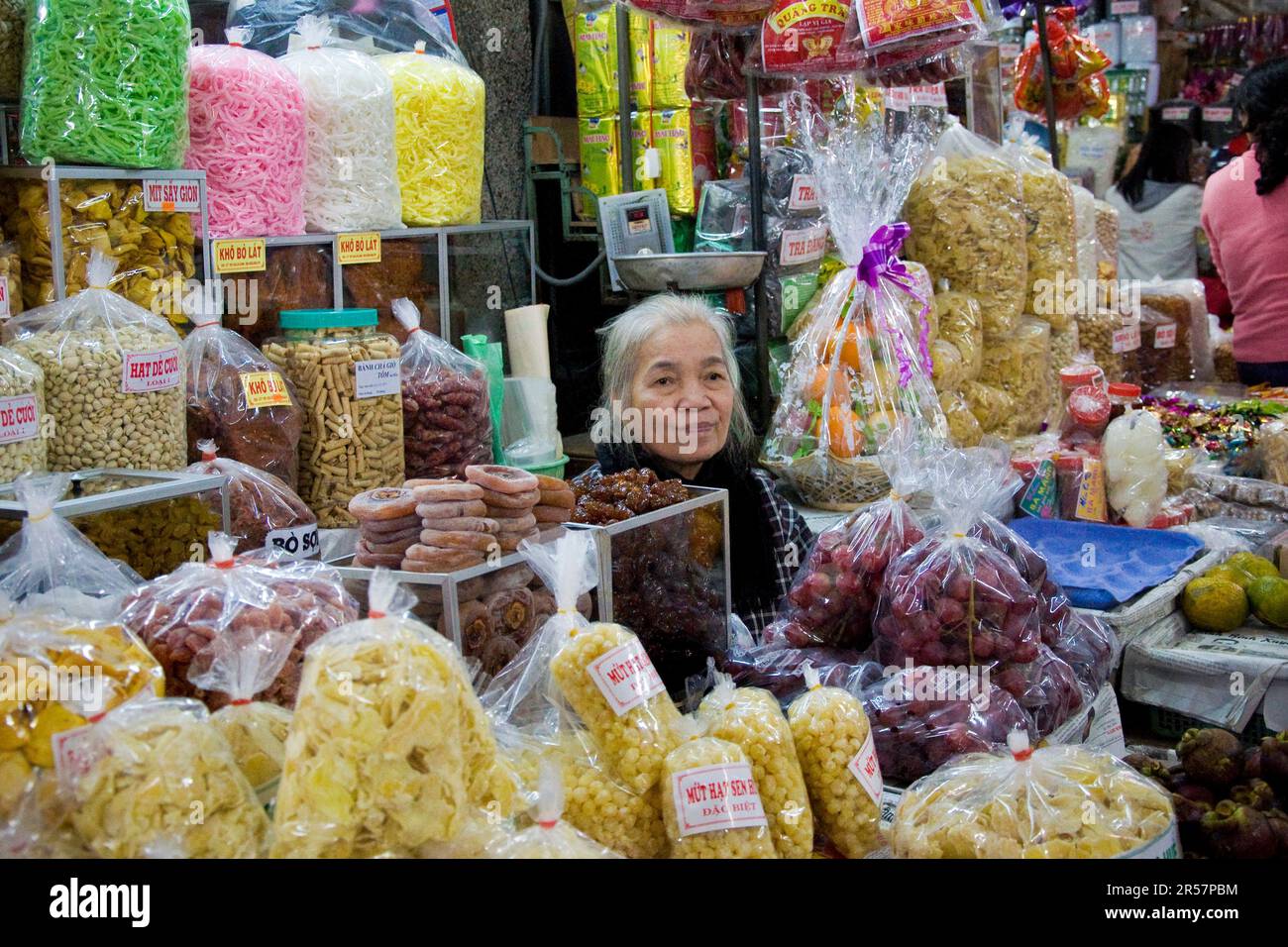 Old woman asia market hi-res stock photography and images - Alamy
