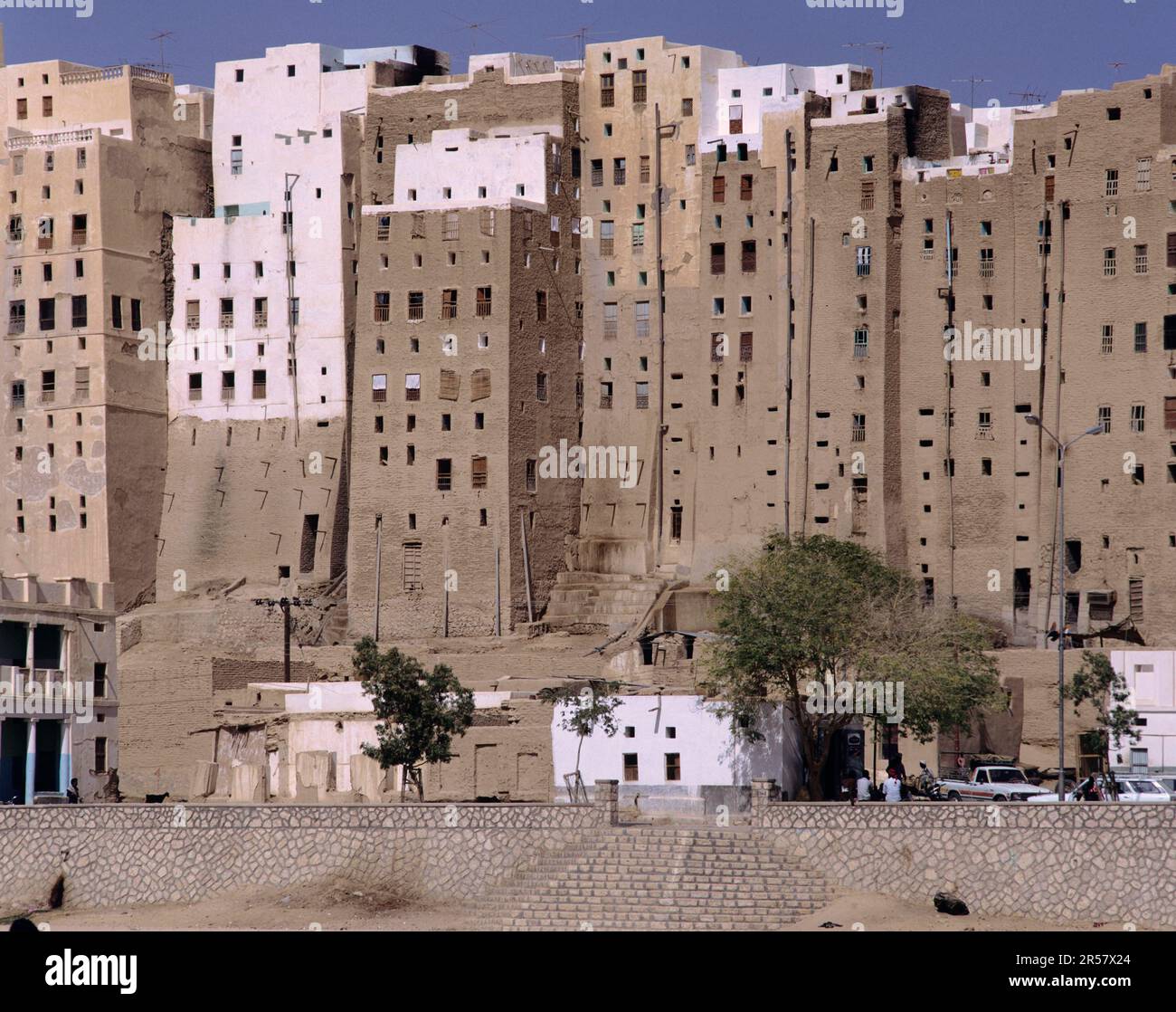 At the eastern end of the Rub el Kali Desert, in the Wadi Hadramaut, lies the old town of Shibam, UNESCO World Heritage Site, Yemen Stock Photo