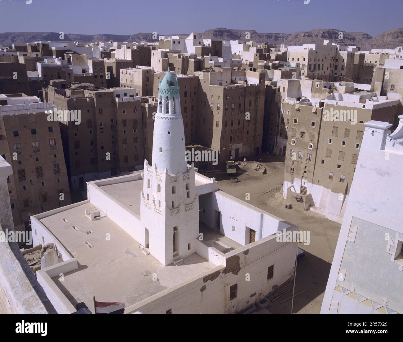 Mosque in the centre of Shibam, at the eastern end of the Rub el Kali desert, in the Wadi Hadramaut lies the old town of Shibam, UNESCO World Stock Photo